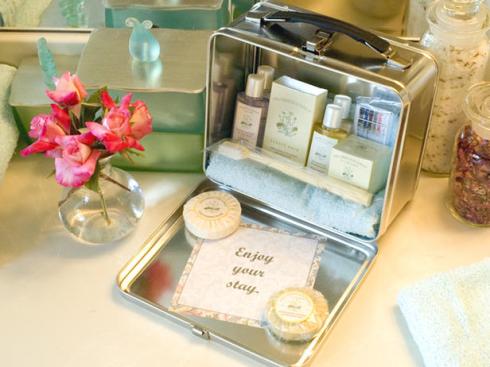 An old tin box to add a little retro but classy look to your bathroom!